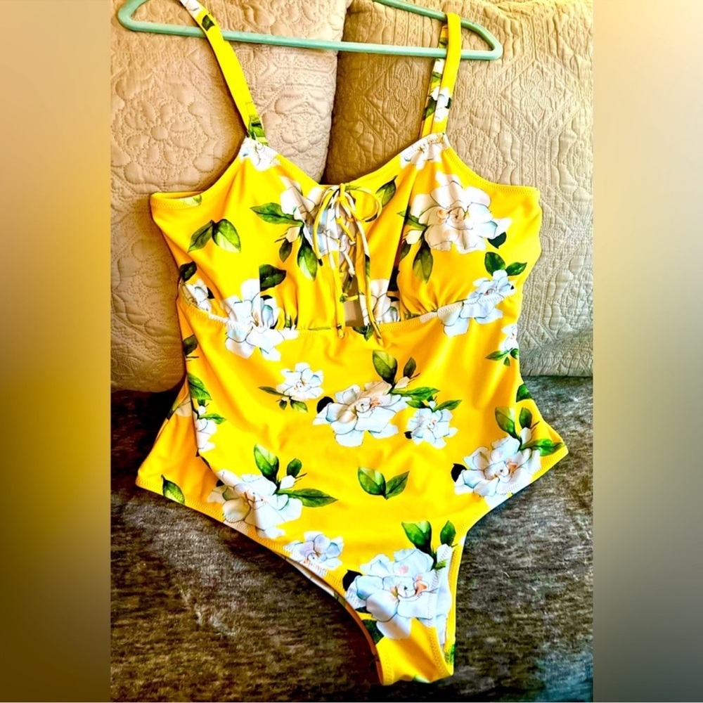 CUPSHE- One Piece Yellow w/ Gardenia Floral swimsuit 3X